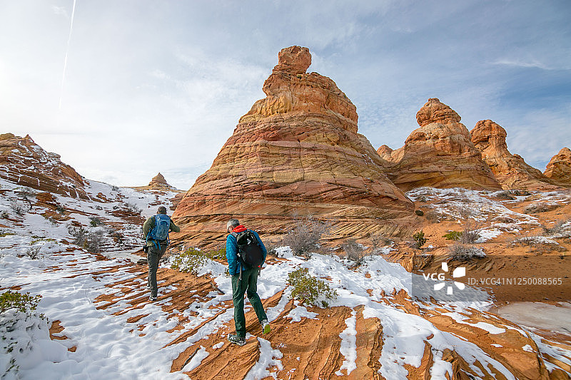 徒步者走向南狼丘的科顿伍德湾雪景图片素材