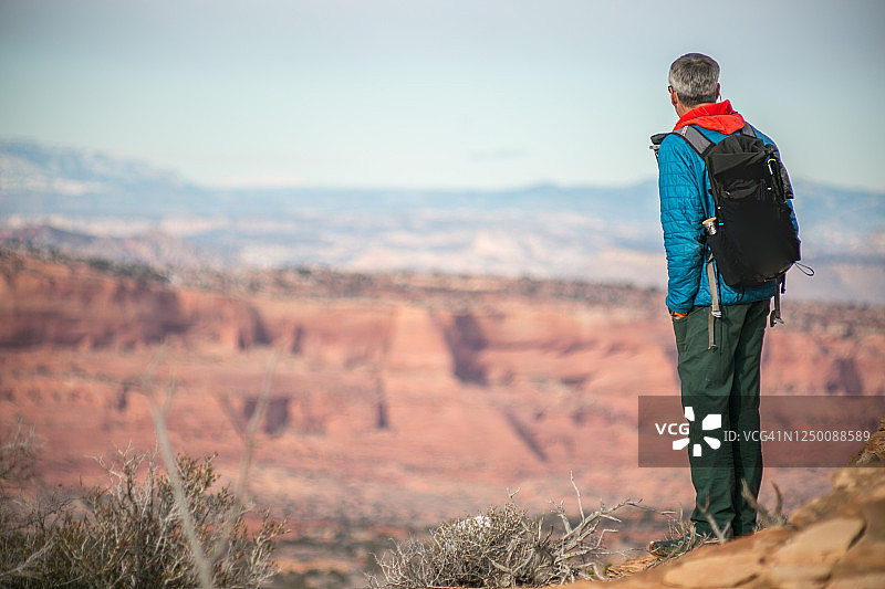 徒步旅行者在帕里亚高原眺望大升梯-埃斯卡兰特国家纪念地图片素材