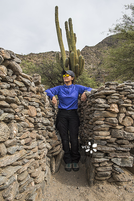 女性探索图库曼省基尔梅斯遗址图片素材