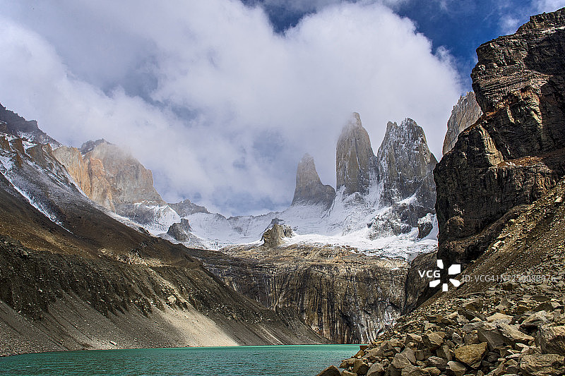 托雷德尔潘恩国家公园的湖泊和崎岖山景图片素材