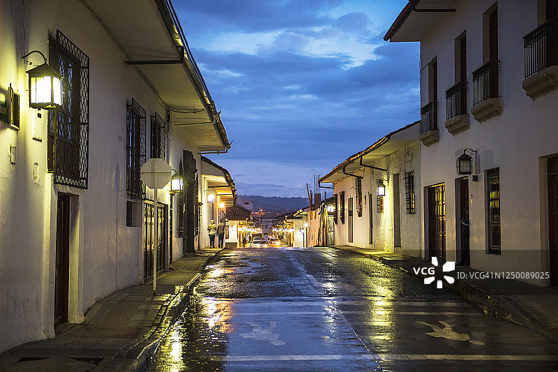 哥伦比亚波帕扬潮湿空旷的街道图片素材
