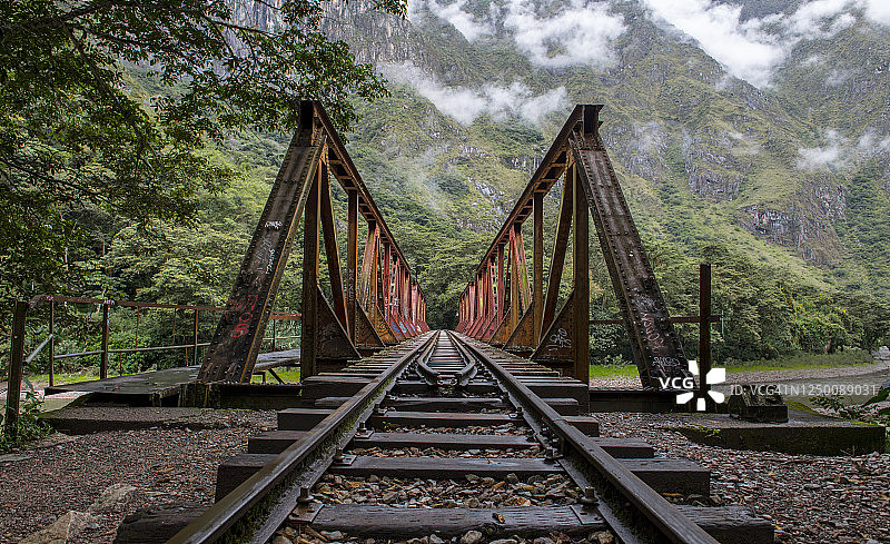 通往马丘比丘的温泉镇的桥上的火车轨道图片素材