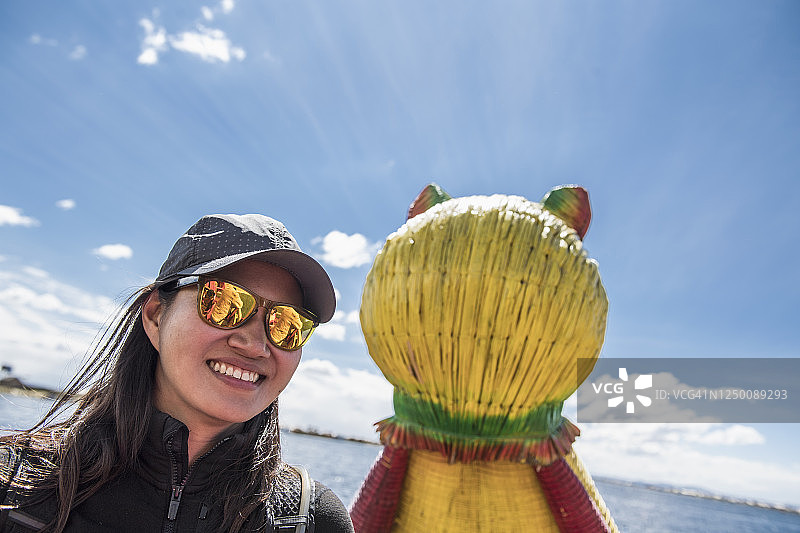 的的喀喀湖漂浮岛屿上乘坐美洲豹船的女人图片素材