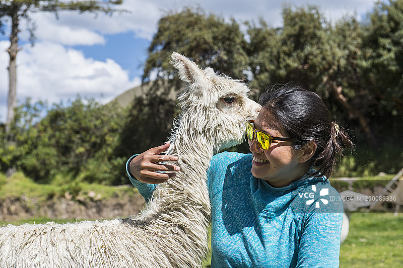 女人拥抱羊驼，秘鲁库斯科，南美洲图片素材