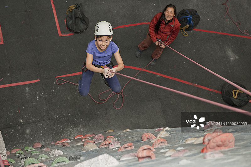在英国的室内攀岩墙上玩耍的母女图片素材