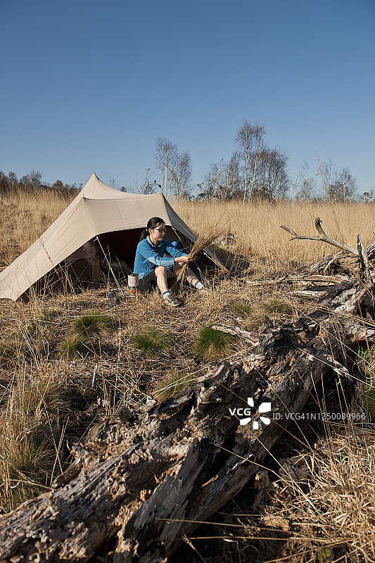 坐在英国棉帐篷前的女人图片素材