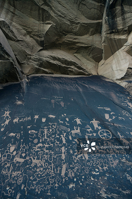 犹他州南部印第安溪的岩画图片素材