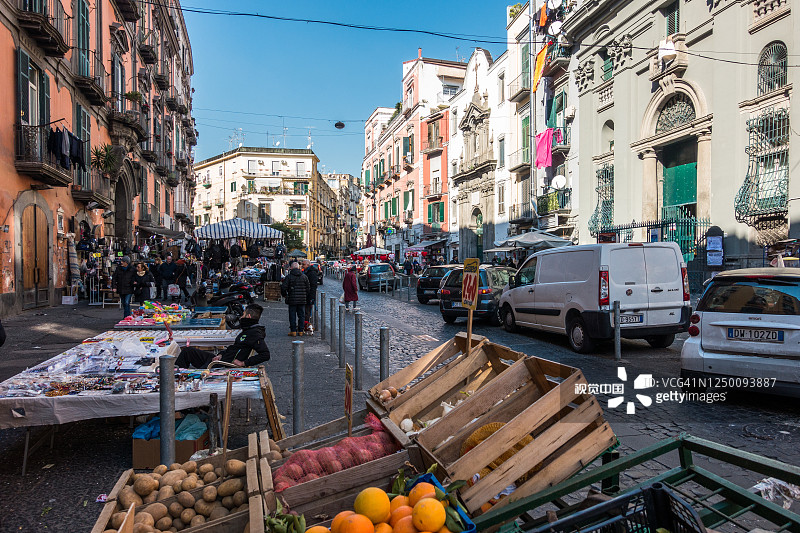 意大利那不勒斯维亚韦尔吉尼的集市摊位图片素材