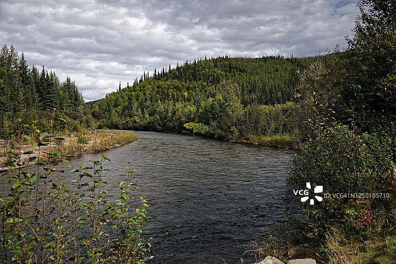 我听到了周围大自然的寂静，想听更多…图片素材