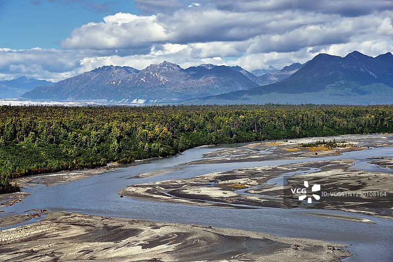 楚利特纳河流经德纳里州立公园的辫状水道图片素材