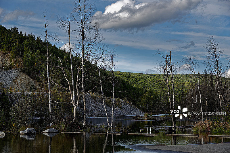 被洪水淹没的露营地图片素材