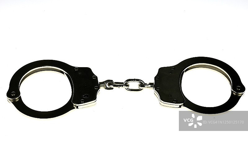 白色背景上的一副手铐图片素材