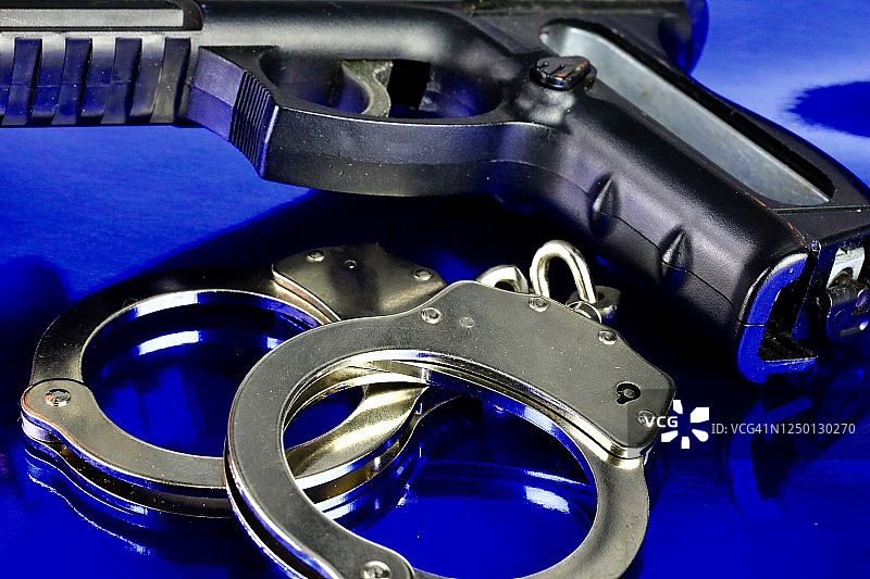 警用枪械和手铐图片素材