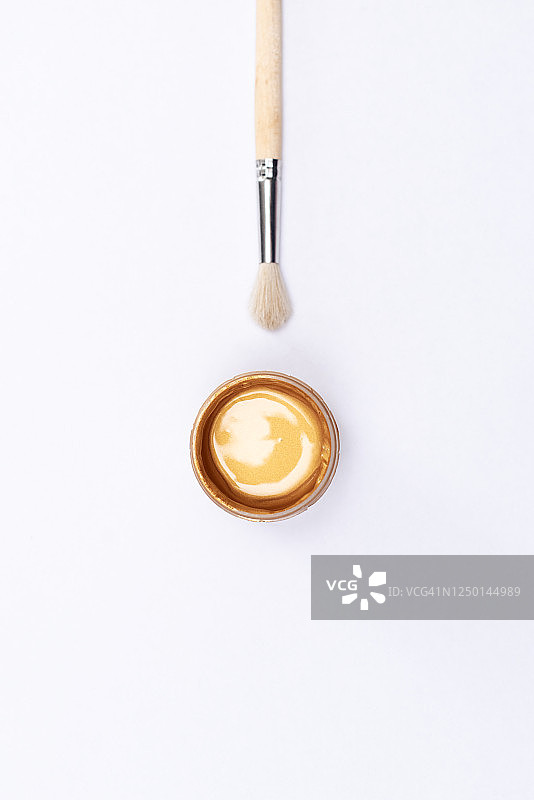 白色背景上的金色闪亮笔触油漆纹理图片素材