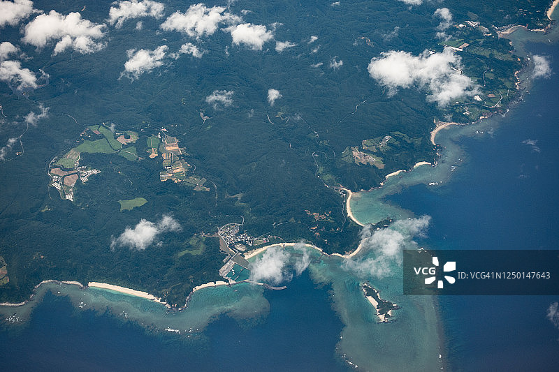 冲绳县国头村和太平洋的飞机航拍景观，日本图片素材