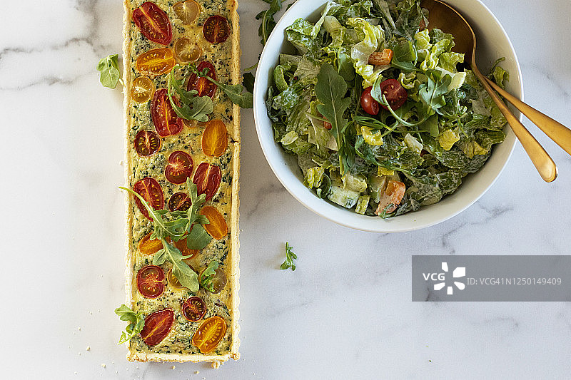 番茄挞和沙拉的俯视角度工作室照片图片素材