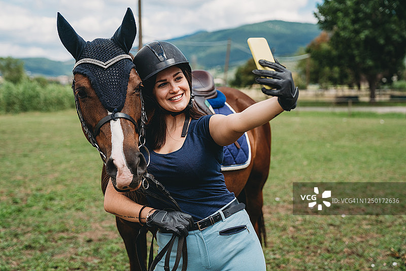 年轻女子与她的马自拍图片素材