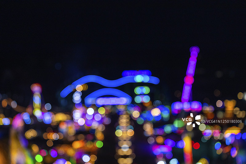 德国巴伐利亚慕尼黑啤酒节的夜间散焦全景图片素材