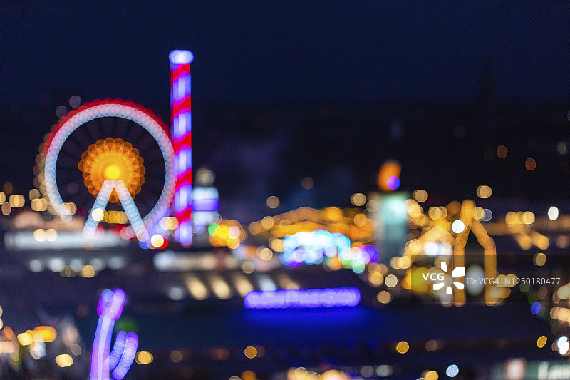 德国巴伐利亚慕尼黑啤酒节的夜间散焦全景图片素材