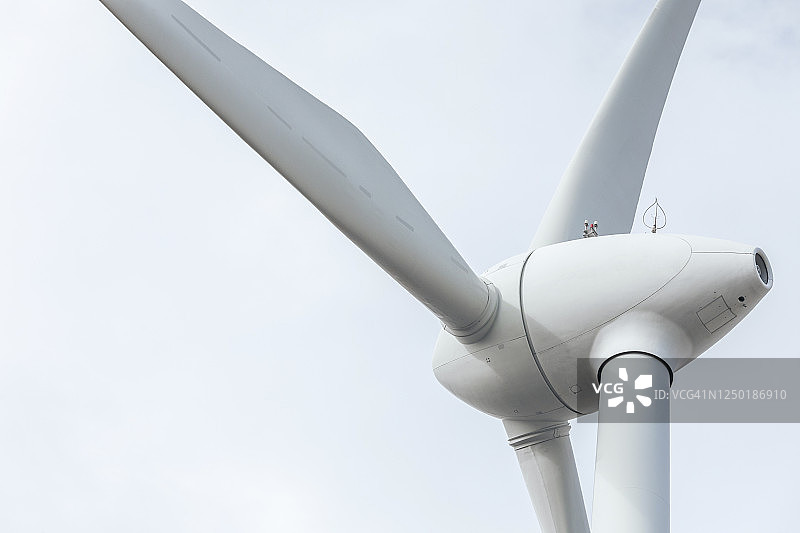 多云蓝天下的风力涡轮机图片素材