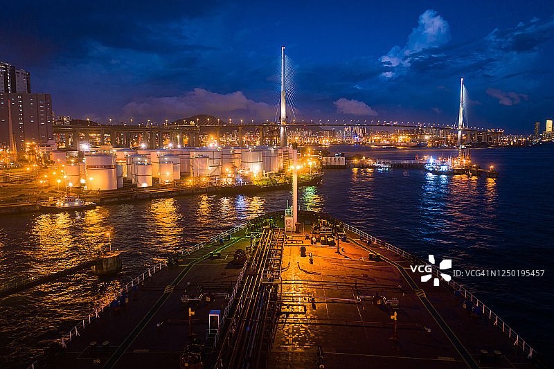 停泊在青衣港石化油品码头的油轮图片素材