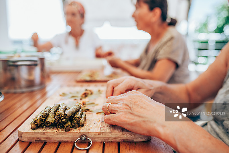 女性准备葡萄叶米饭图片素材