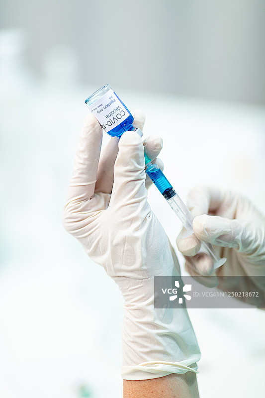 医生用疫苗填充注射器图片素材