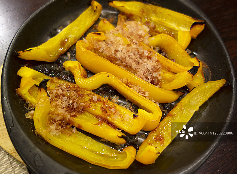 烤红椒配鲣鱼片，日式料理图片素材