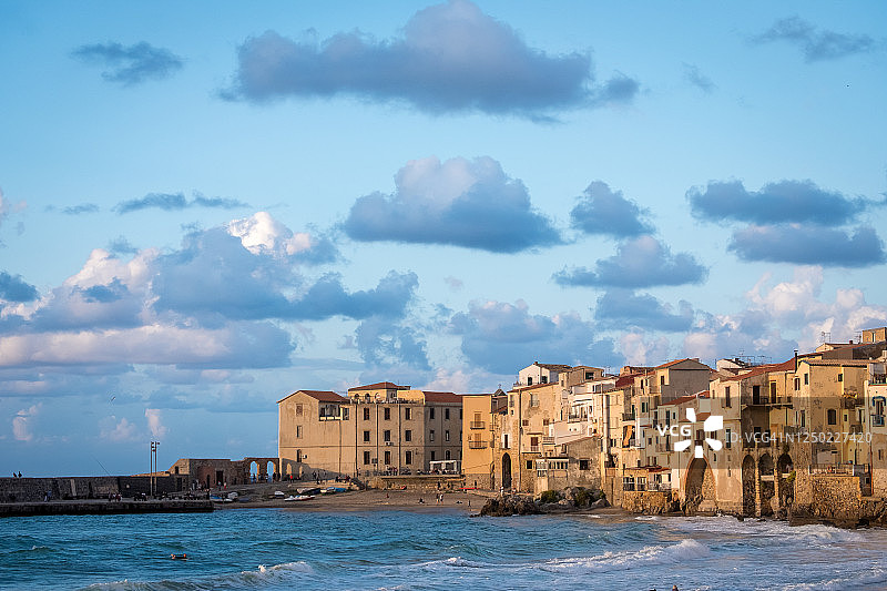 日落时分西西里岛切法卢的中世纪房屋和第勒尼安海海滨图片素材
