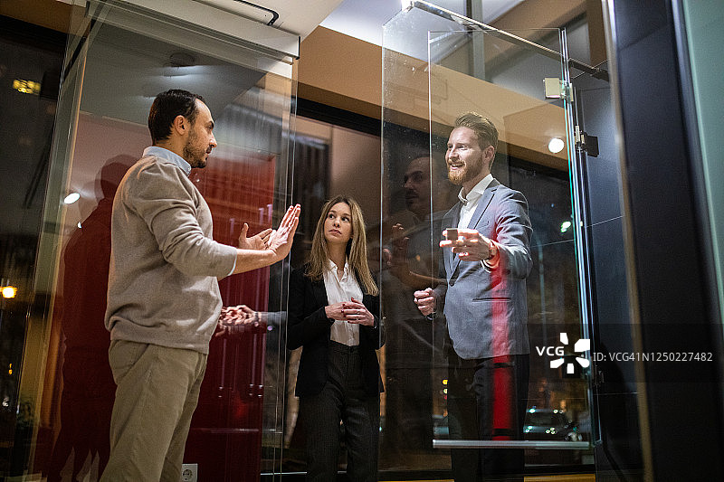 销售员在玻璃店内与顾客交谈图片素材