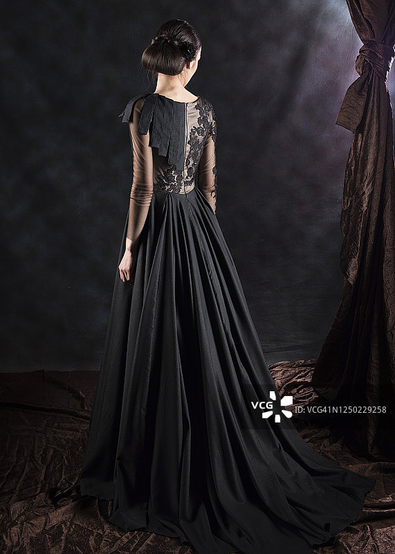 深色影棚背景下的复古连衣裙美女图片素材