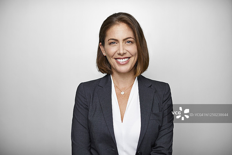 白色背景前的商务女性肖像图片素材