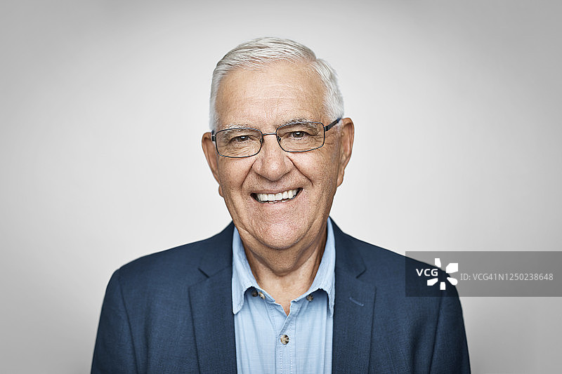 在白色背景上微笑的年长商人图片素材