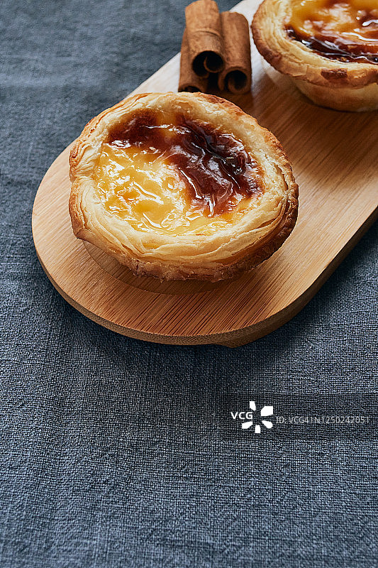 典型的葡萄牙甜点：葡式蛋挞图片素材