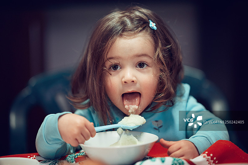 吃东西时吐舌头图片素材