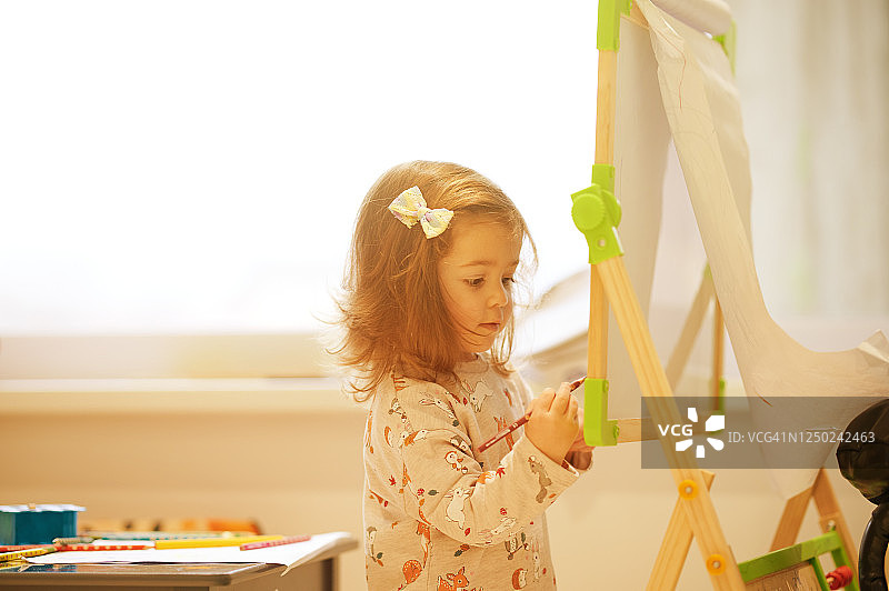 正在画画的可爱女婴图片素材