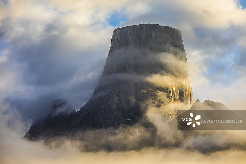 加拿大巴芬岛阿斯加德山云雾缭绕图片素材
