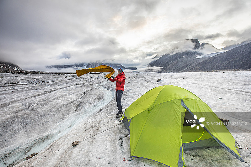 登山者在巴芬岛冰川上搭帐篷图片素材