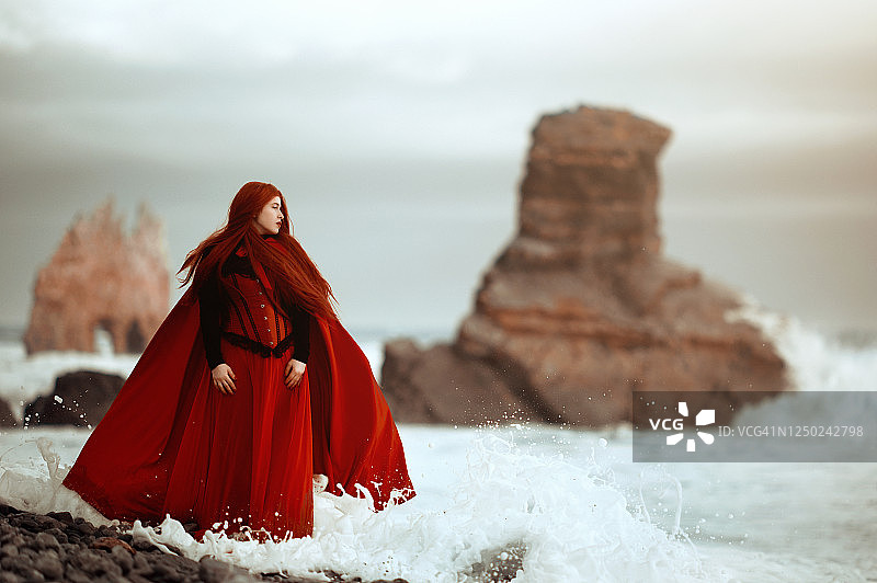 水边的神秘女子图片素材