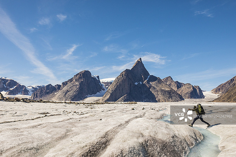登山者在巴芬岛的驯鹿冰川上过河图片素材