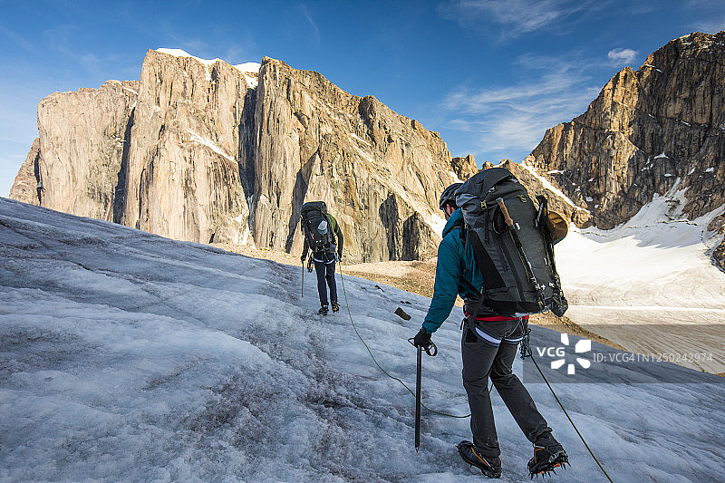 结组登山者穿越巴芬岛冰川图片素材