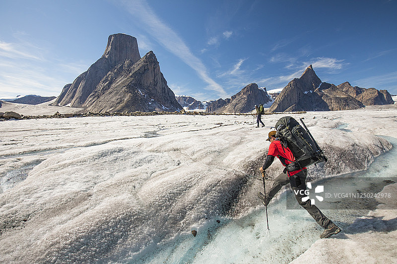 登山者在巴芬岛的驯鹿冰川上过河图片素材