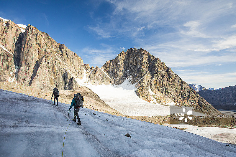 攀登者穿越阿克夏亚克山口的冰川，巴芬岛图片素材