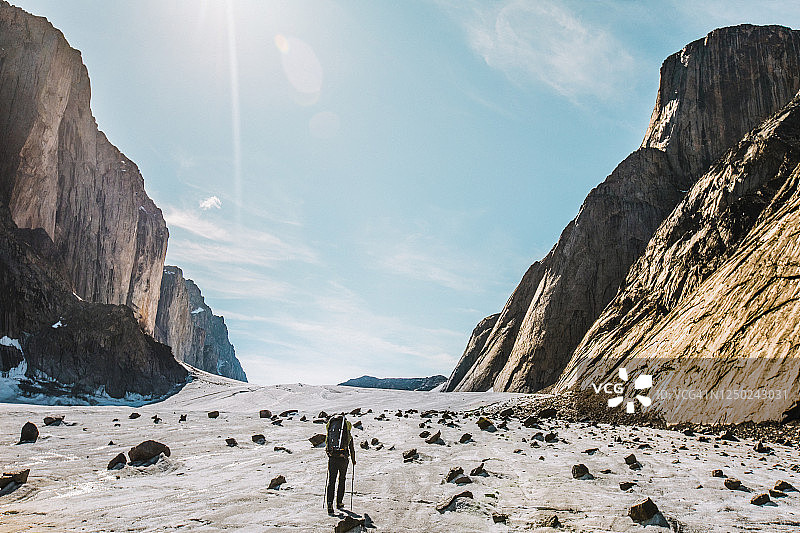 探险者穿越巴芬岛游行冰川的背影图片素材