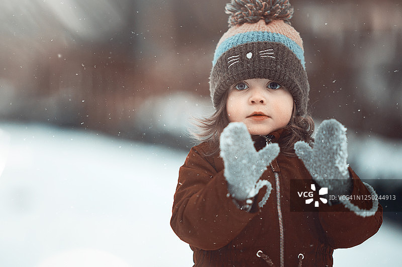 充满惊奇和赞叹的美丽大眼睛图片素材