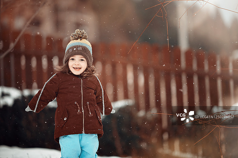 在雪地里玩耍时感到最快乐图片素材