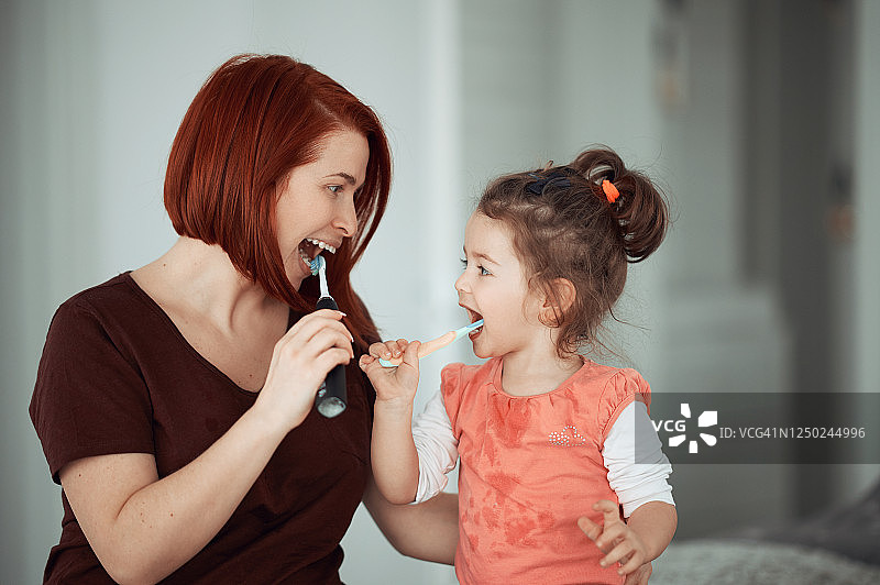 早上愉快地刷牙图片素材