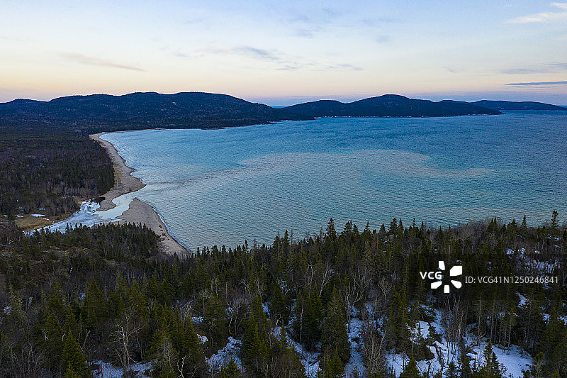 尼斯省立公园汇入苏必利尔湖的小皮克河图片素材