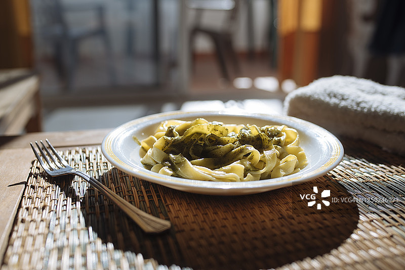 阳光下的青酱意面图片素材