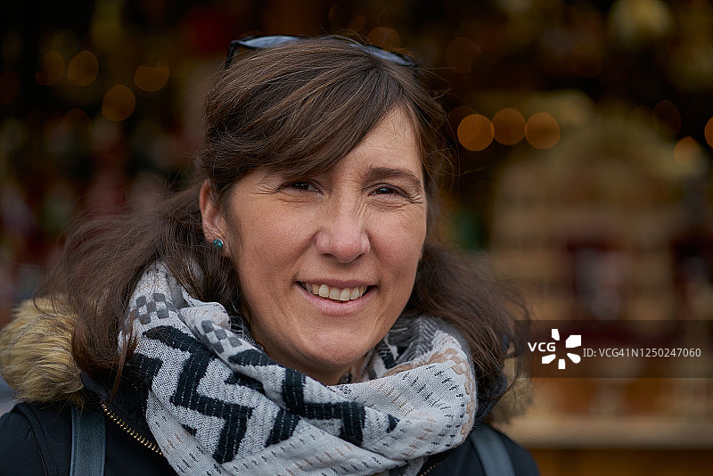穿着暖和的白人中年妇女的冬季肖像图片素材
